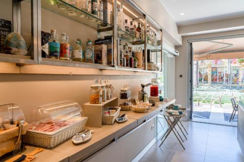 Residence Capitol في كاتوليكا: غرفة مع منضدة وزجاجات على الحائط