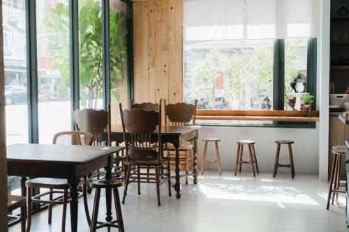 a dining room with tables and chairs and a window at Norden Ruder Hostel Taitung Branch 2 in Taitung City