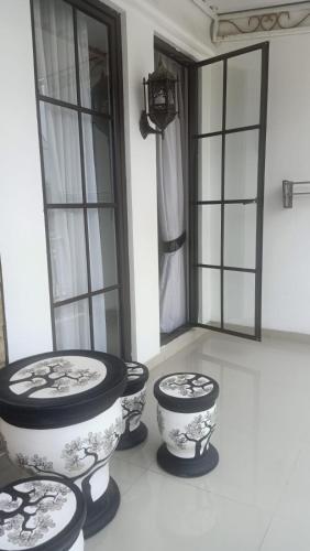 een kamer met 2 toiletten in een kamer met ramen bij Arsya Bagas Villa in Bogor