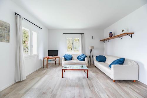 パドヴァにあるGuerrazzi New Flat - Parcheggio privatoのリビングルーム(白いソファ、青い枕付)