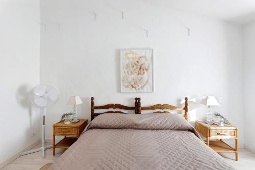 - une chambre avec un lit, 2 tables de nuit et 2 lampes dans l'établissement Luxury suite La Torretta, à Sarzana