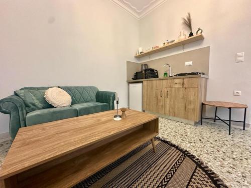 ein Wohnzimmer mit einem Sofa und einem Tisch in der Unterkunft The blue house Athens in Athen