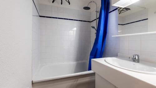 ein weißes Bad mit einem Waschbecken und einer Dusche in der Unterkunft Les Eterlous 28 - Appt montagne 4 pers in Morillon