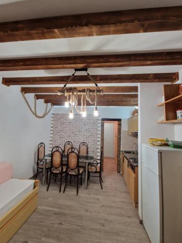 cocina y comedor con mesa y sillas en Appartamento isola rossa vista mare, en Isola Rossa