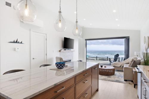 Кухня или мини-кухня в Beachfront Luxury Suite #15 at THE BEACH HOUSE
