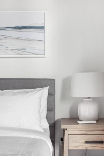 Кровать или кровати в номере Beachfront Luxury Suite #15 at THE BEACH HOUSE