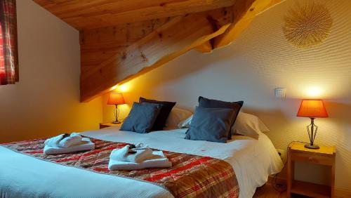 Un dormitorio con dos camas con toallas encima. en L'Etoile Du Berger, en Les Angles