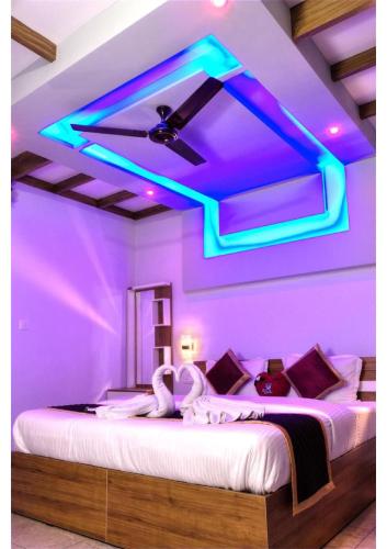 a room with a bed with a purple ceiling at Sriniketana Homestay in Madikeri