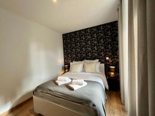 - une chambre avec un lit et 2 serviettes dans l'établissement LesCinqSuites / Le Chivas - DABNB, à Limoges