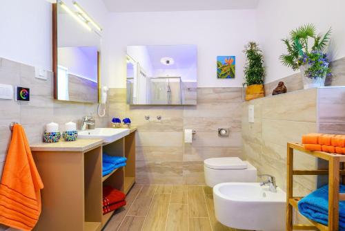 Un baño con lavabo, inodoro y espejo. en Villa Sunset, en Bužinija