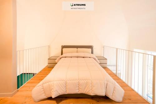 een slaapkamer met een bed in een witte kamer bij Atriums Apartment Giambattista Bogino in Turijn