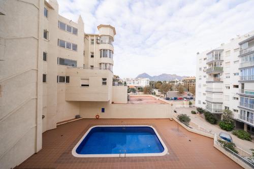 Sea View Apartment Albir Playa Mar في البير: مسبح على سطح مبنى