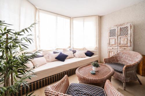 Sea View Apartment Albir Playa Mar في البير: غرفة معيشة مع أريكة وكراسي ونافذة