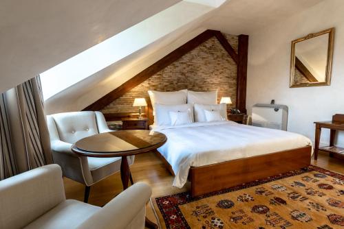 Domaine de Châteauvieux tesisinde bir odada yatak veya yataklar