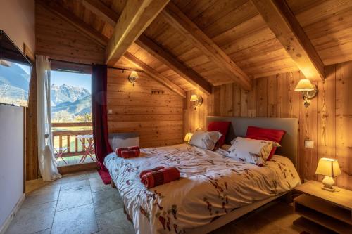 1 dormitorio con 1 cama en una habitación de madera en Chalet Kala, en Risoul