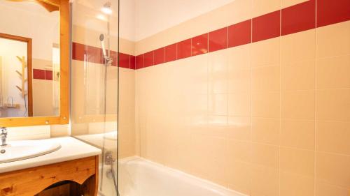 un baño con lavabo y bañera en V du Bachat EPICEA C02 - Appt 5 pers, en Chamrousse