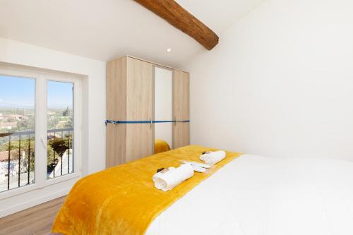 Saint-Paul-en-Forêt的住宿－Forêt Royale YourHostHelper，一间卧室配有带毛巾的床