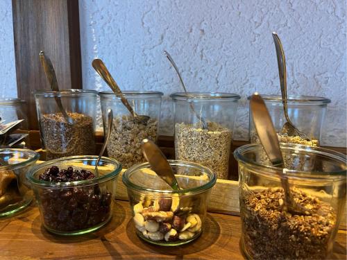 格拉特天空赖希膳食公寓酒店的一组装有坚果和种子的玻璃罐