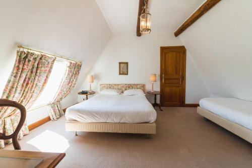 Ένα ή περισσότερα κρεβάτια σε δωμάτιο στο Hotel The Originals Château de Perigny