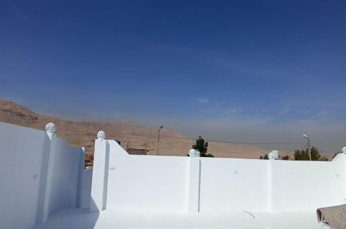 ルクソールにあるVilla Dream Desertの山を背景に白柵