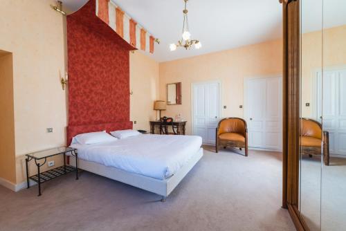 Ένα ή περισσότερα κρεβάτια σε δωμάτιο στο Hotel The Originals Château de Perigny