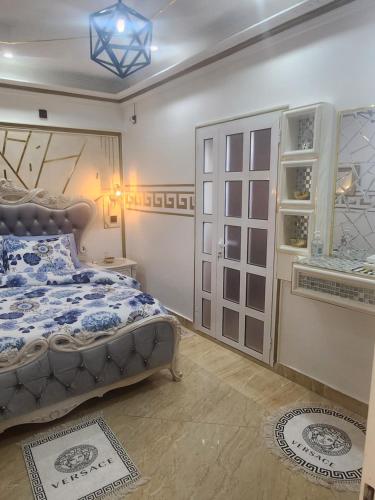a bedroom with a bed and a room with a window at Luxueux platinium in Libreville