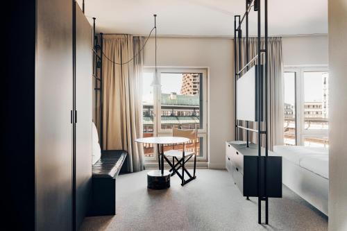una camera con letto, tavolo e finestra di Blique by Nobis, Stockholm, a Member of Design Hotels™ a Stoccolma