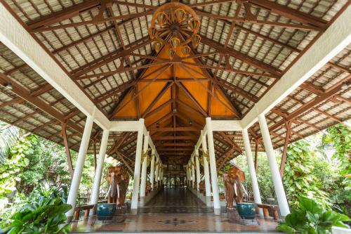 un gran edificio con un gran techo de madera en Felix River Kwai Resort - SHA Plus,Certified en Kanchanaburi