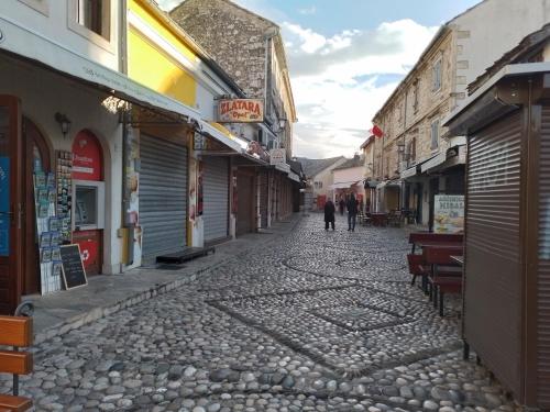 eine Kopfsteinpflasterstraße in einer Stadt mit Gebäuden in der Unterkunft Guesthouse Sanja - Apartments 212 in Mostar