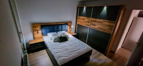 Un dormitorio con una cama con una bolsa verde. en Green Mountain, en Sallanches
