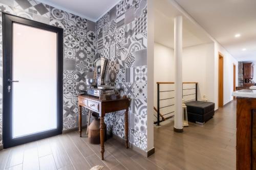 einen Flur mit einem Zimmer mit einem Tisch und einer Tür in der Unterkunft Madeira Bird House - House in the Mountains With Garden in São Vicente