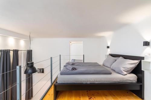 um quarto com uma cama com uma estrutura de metal em Industrial Westend em Budapeste