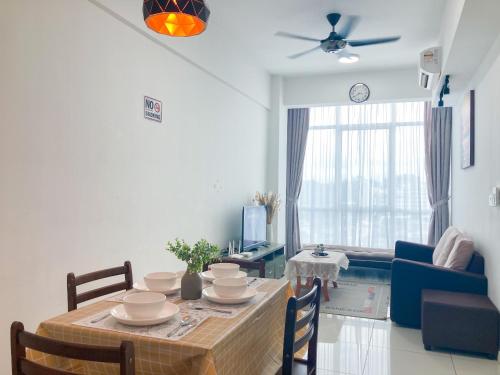 een eetkamer met een tafel met stoelen en een woonkamer bij 7th Avenue Stay (Sutera Avenue) in Kota Kinabalu