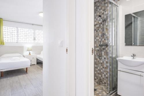 biała łazienka z umywalką i prysznicem w obiekcie Agua Azul 4-A Apartment Levante-Rincon de Loix w mieście Benidorm