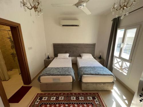 Łóżko lub łóżka w pokoju w obiekcie Muscat Seaside House