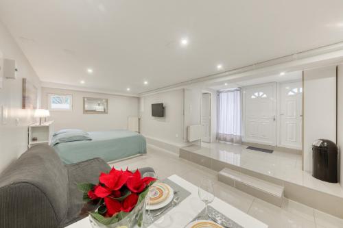 ein Wohnzimmer mit einem Bett und einem Sofa in der Unterkunft Studio cosy - 35m2 - Paris -Disneyland - Rer A in Noisy-le-Grand