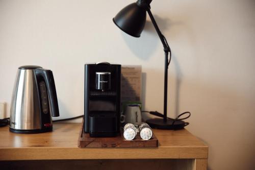 Hotel Keyser Bredaにあるコーヒーまたはお茶