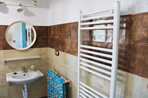 uma casa de banho com um lavatório e um espelho em Alojamiento Rural Las Viñas em Torredonjimeno