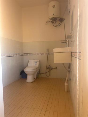 a bathroom with a toilet and a sink at استراحات ومخيم يمك دروبي in Madain Saleh