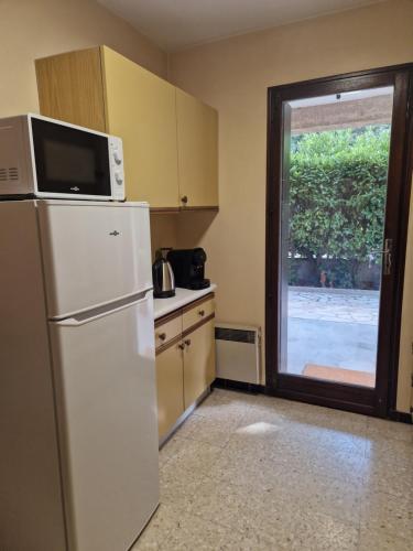 Il comprend une cuisine équipée d'un réfrigérateur. dans l'établissement Appartement 4 personnes, à Avignon