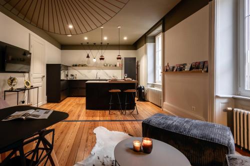 sala de estar con sofá y cocina en Espace Formes d'Art en Belfort