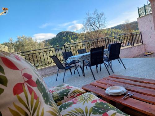 un balcon avec une table, une table et des chaises dans l'établissement Casa Rural E Puente del Segura, à Elche de la Sierra