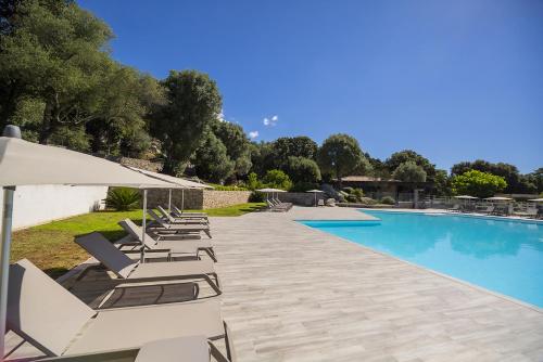 un groupe de chaises longues et une piscine dans l'établissement Domaine d'Arca - Aragon 12 - 4 pers - 2 chambres - étage 2, à Porto-Vecchio