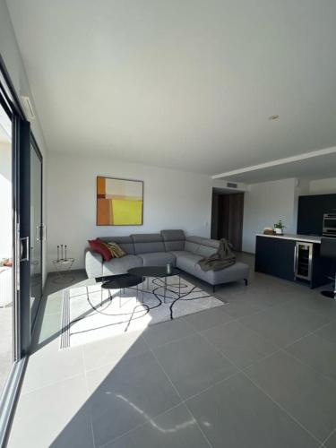 un salon avec un canapé et une table dans l'établissement Domaine d'Arca - Aragon 12 - 4 pers - 2 chambres - étage 2, à Porto-Vecchio