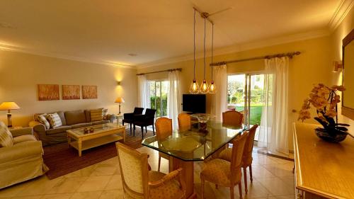 una sala de estar con una mesa y un sofá en Ellegance by Check-in Portugal, en Vilamoura