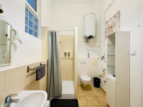 Kúpeľňa v ubytovaní Large Peaceful 1BR Apt in Central Budapest - Yellow House