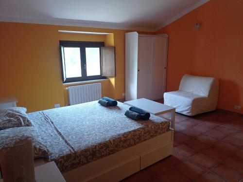 a bedroom with a bed and a couch and a chair at Famiglia nel vento in Caramanico Terme