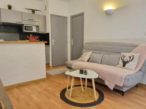 un salon avec un canapé et une table dans l'établissement Appartement centre historique, à Aix-en-Provence