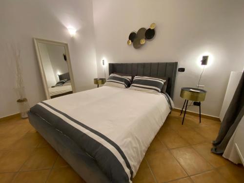 バーリにあるDimora San Bartolomeoのベッドルーム(大型ベッド1台、鏡付)