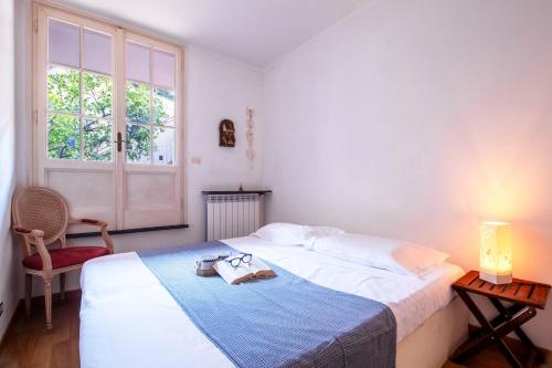 une chambre avec un lit, une chaise et une fenêtre dans l'établissement MINERVA HOUSE, à Rapallo